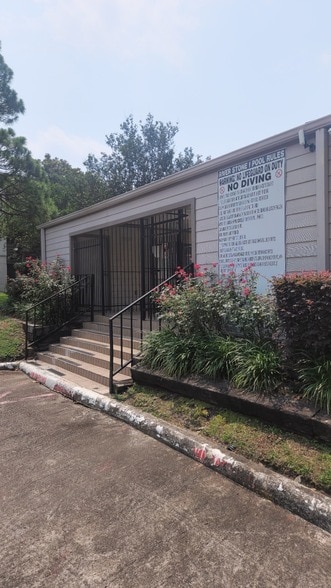 Building Photo - 3025 Walnut Bend Ln