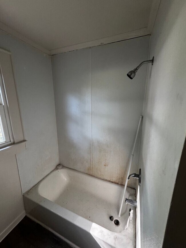 Building Photo - Single Family 2 Bed / 1 Bath (Deep Cleaning July 10, 2026)