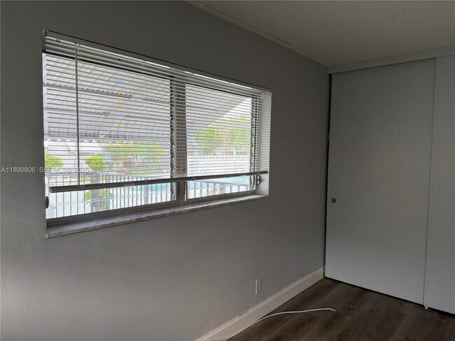 Building Photo - 2020 NE 51st Ct