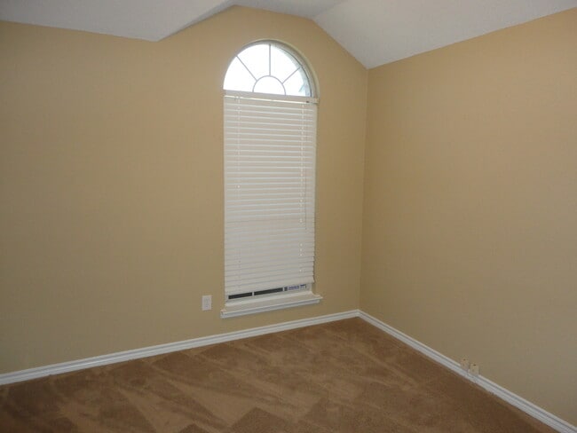 Building Photo - 3125 Cactus Dr