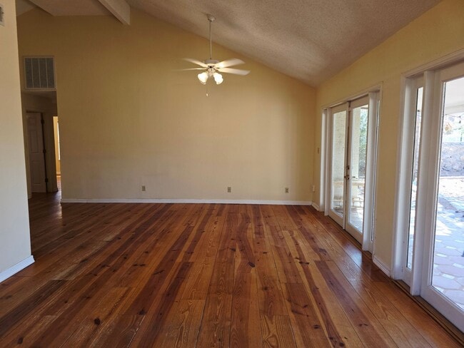 Building Photo - Charming 3 Bedroom, 2 bath Home in West El...