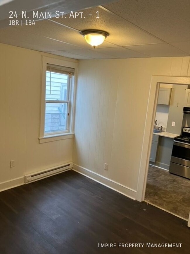 Building Photo - 1st Floor: 1 Bedroom/ 1 Bathroom Apartment...