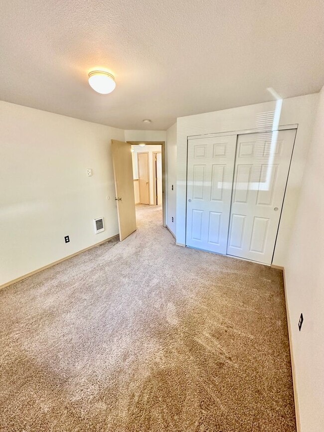 Building Photo - 3bed/2.5 bath home available NOW! Pet frie...