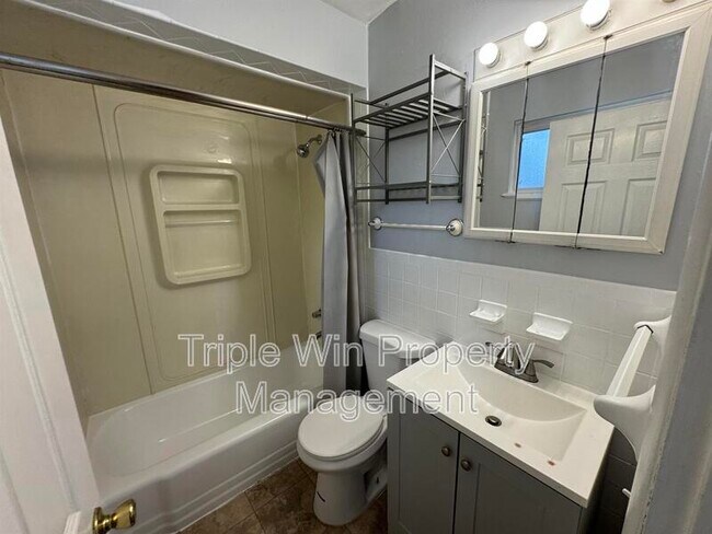 Building Photo - 220 Falcon Dr