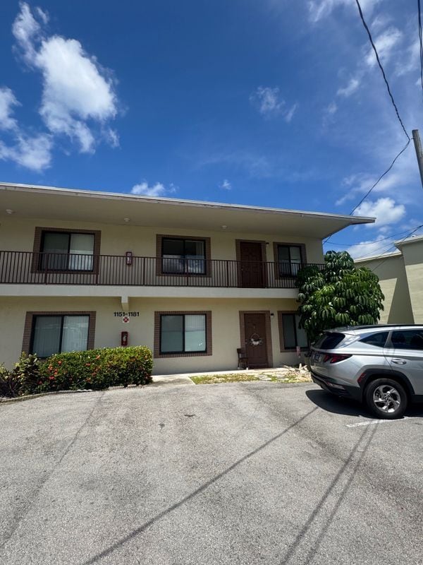 Building Photo - 1181 W River Dr