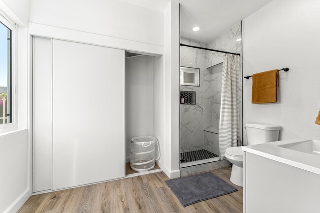 Building Photo - 623 W 42nd St