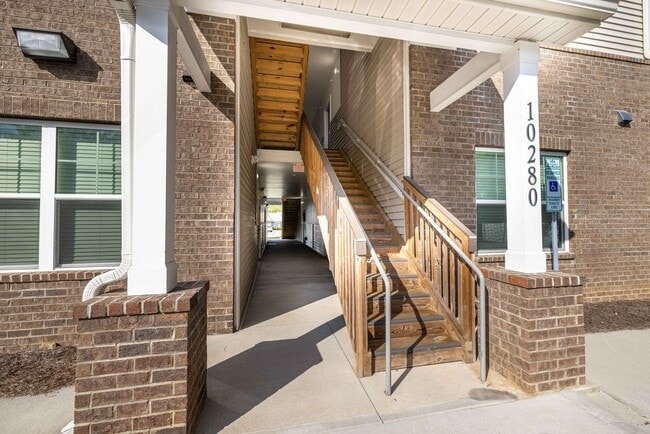 Building Photo - BEAUTIFUL 3BD 2.5 BTH Apartment home RAINTREE - Ballantyne Commons Pkwy