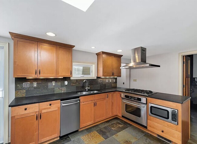 Building Photo - ELEGANT READY HOME