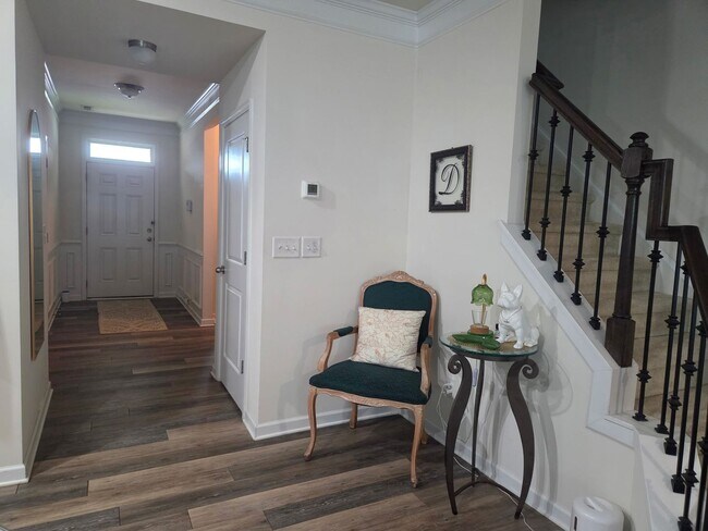 Building Photo - Well Maintained Large townhome in Steele Creek