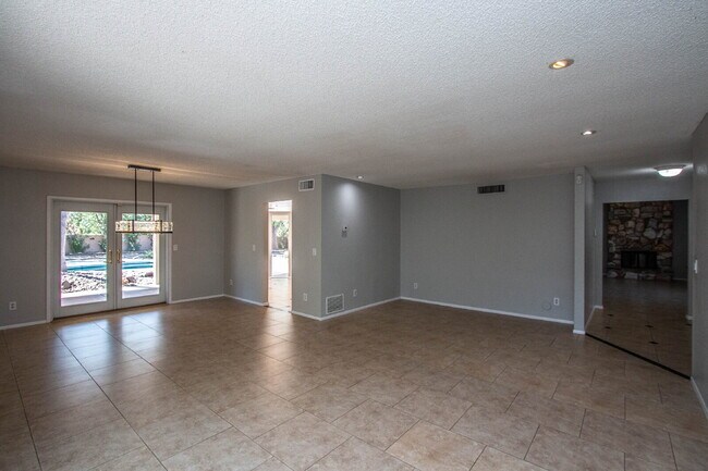 Building Photo - 4BR Entertainers Dream, McCormick Ranch
