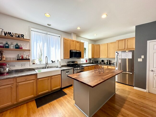 Building Photo - 4240 N Kenmore Ave