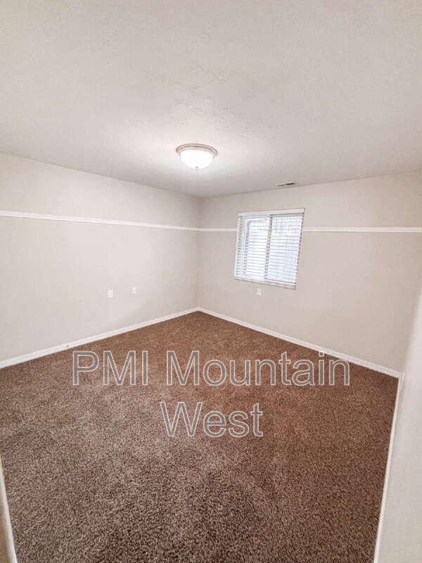 Building Photo - 208 Lyman Ln