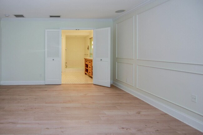 Building Photo - 3301 Embassy Dr