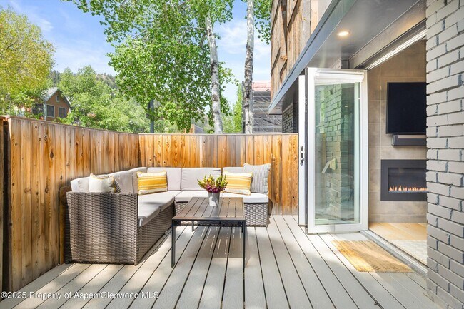 Building Photo - 250 S Original St