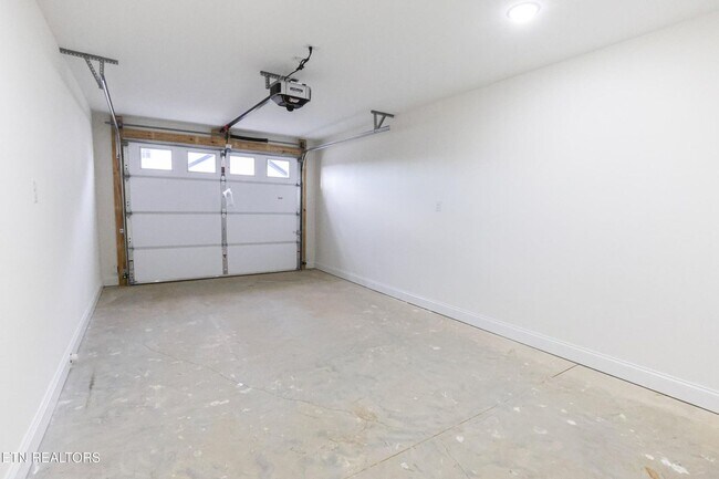 Building Photo - Maryville 37801 - 4 bedroom, 2 bath home - Contact Adam Sharp (865) 254-0980