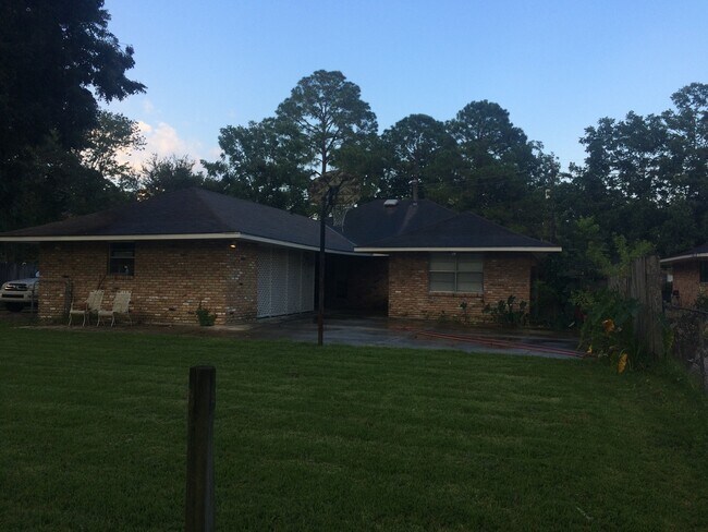 Building Photo - LIVE AT BLUEBONNET AND I-10 WITH BIG YARD!