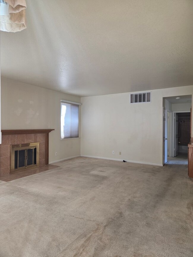 Building Photo - Spacious Laurel Creek Home