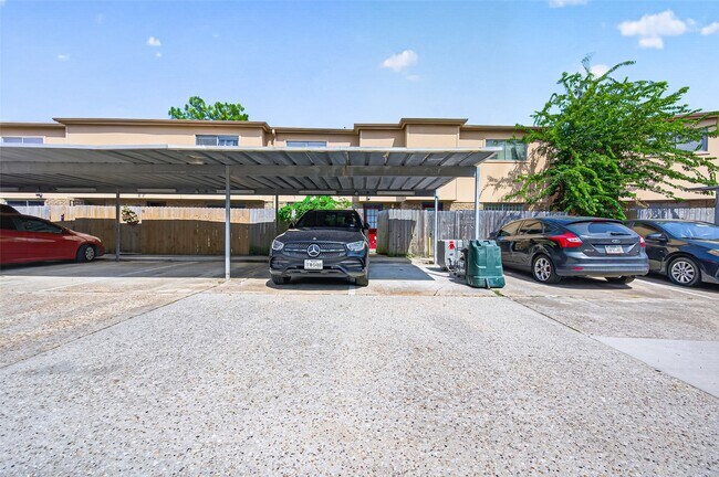 Building Photo - 3303 W Greenridge Dr