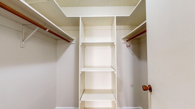 Building Photo - Bright and Beautiful 2 Bedroom 2 Full Bath...