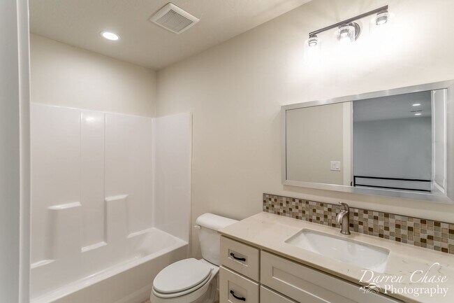 Building Photo - 4 bedroom, 2.5 bathroom townhome in Hurricane!