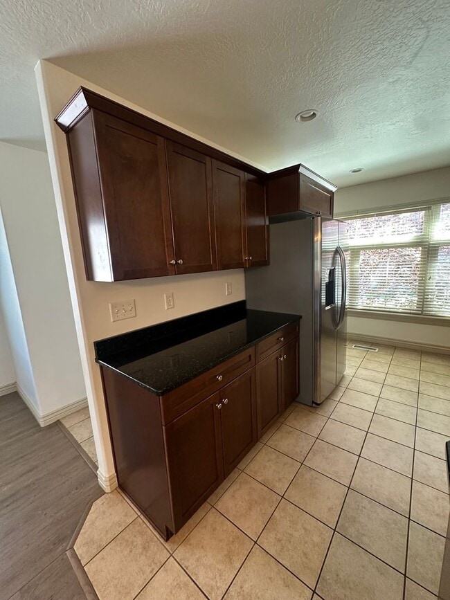 Building Photo - GET $1000 OFF THE FIRST MONTHS RENT!!!