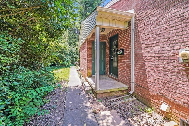 Building Photo - COMING SOON! Prime Gastonia Location – Cozy Brick Home with Modern Touches!