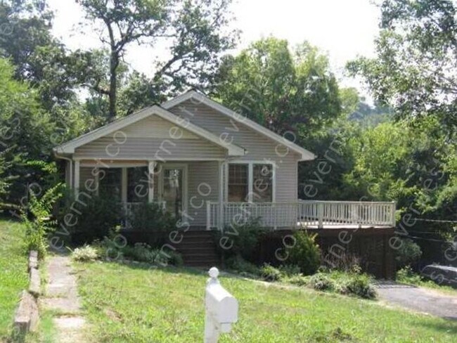 Primary Photo - 604 Lytle St