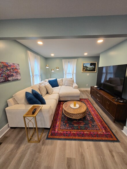 Building Photo - 133 Hoefgen St