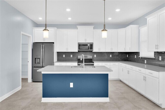 Building Photo - 12111 Imaginary Way