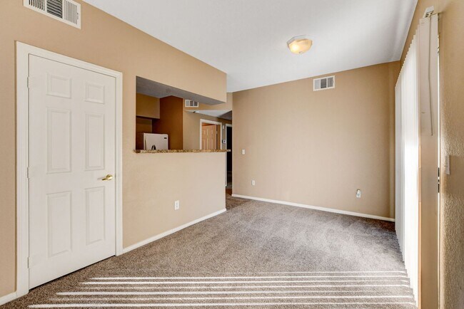 Building Photo - LOCATION! LOCATION! LOCATION! Move-in read...