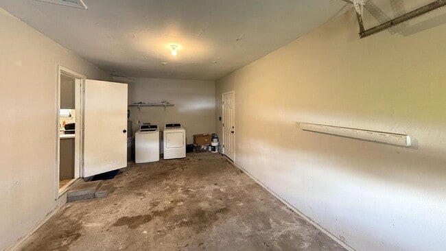 Building Photo - 738 Carondelay Dr