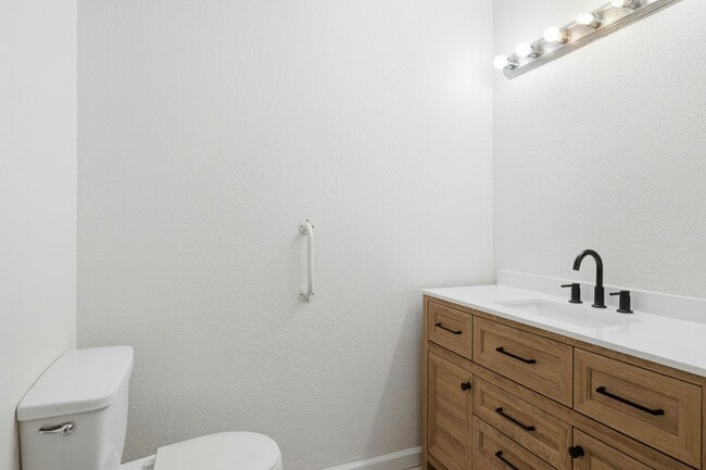 Building Photo - FULLY REMODELED MODERN SPACIOUS TOWNHOUSE!!!
