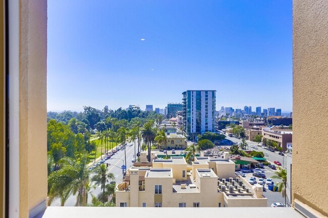 Building Photo - Amazing views from this gorgeous Bankers H...