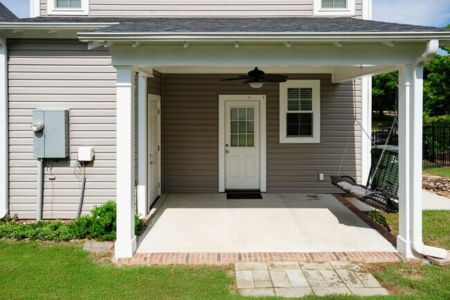 Building Photo - 3 Bedroom, 2.5 Bath in Prime Location! Law...