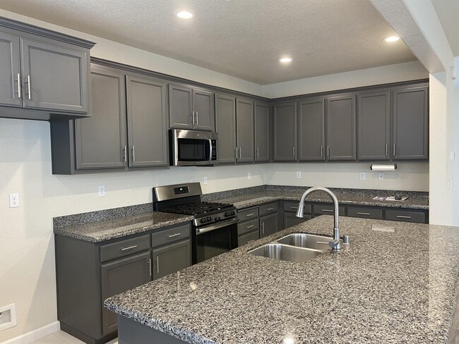 Building Photo - 3925 Lookout Dr