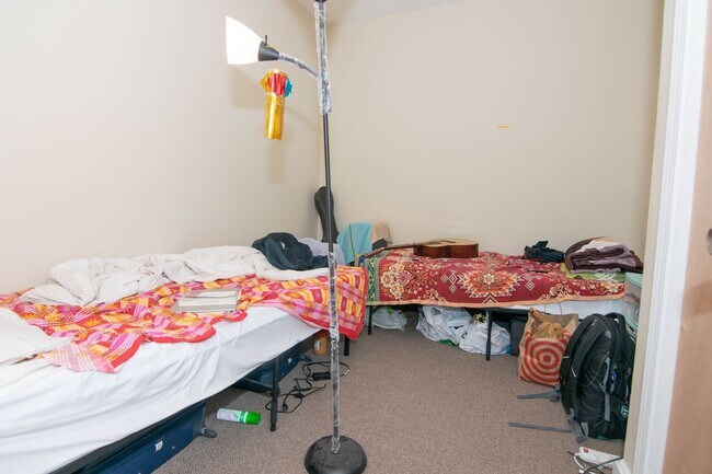 Building Photo - Mission Hill 3 Bed – High Ceilings – Hot Water Included – Parking Available – 9/1