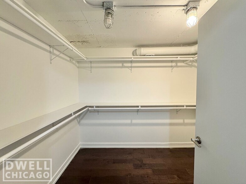Building Photo - 1217 W Carmen Ave