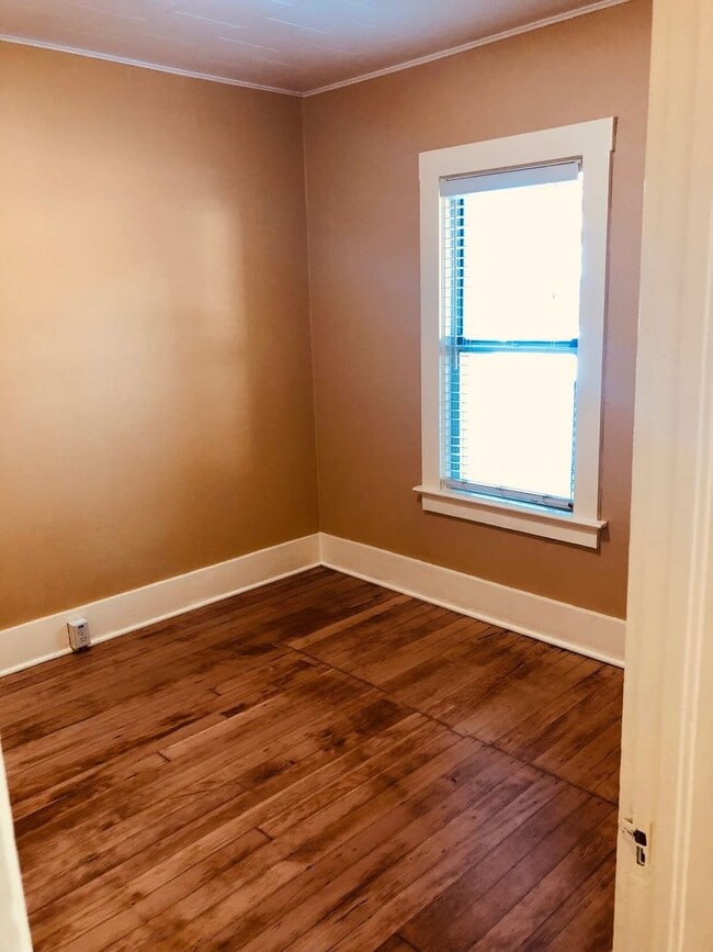 Building Photo - 1 Bed/1 Bath Corner Unit in Historic Building - Harriman Stret