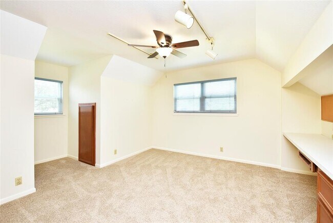 Building Photo - 1811 Laurel Oaks Dr