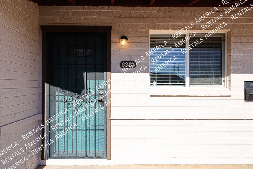 Building Photo - 6924 E Cheery Lynn Rd