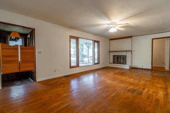 Building Photo - 4 Bedroom Home near UofA! Park-like yard! Lawn care included! Available for Fall semester!