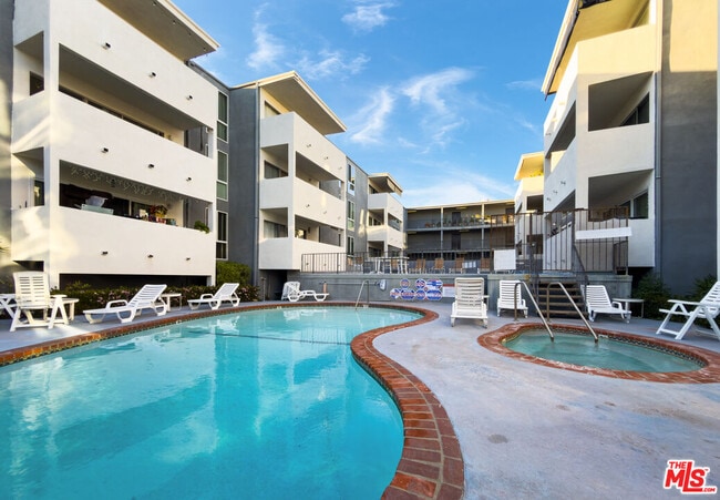 Building Photo - 5454 Zelzah Ave