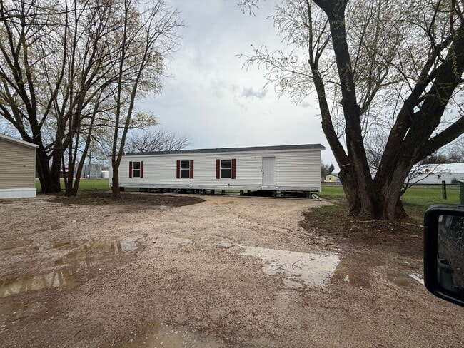 Building Photo - Charming 2-Bed, 2-Bath Mobile Home Retreat in Seneca!