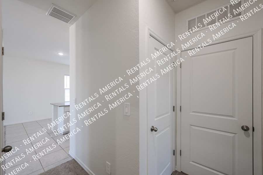 Building Photo - 5720 W Sunrise Dr