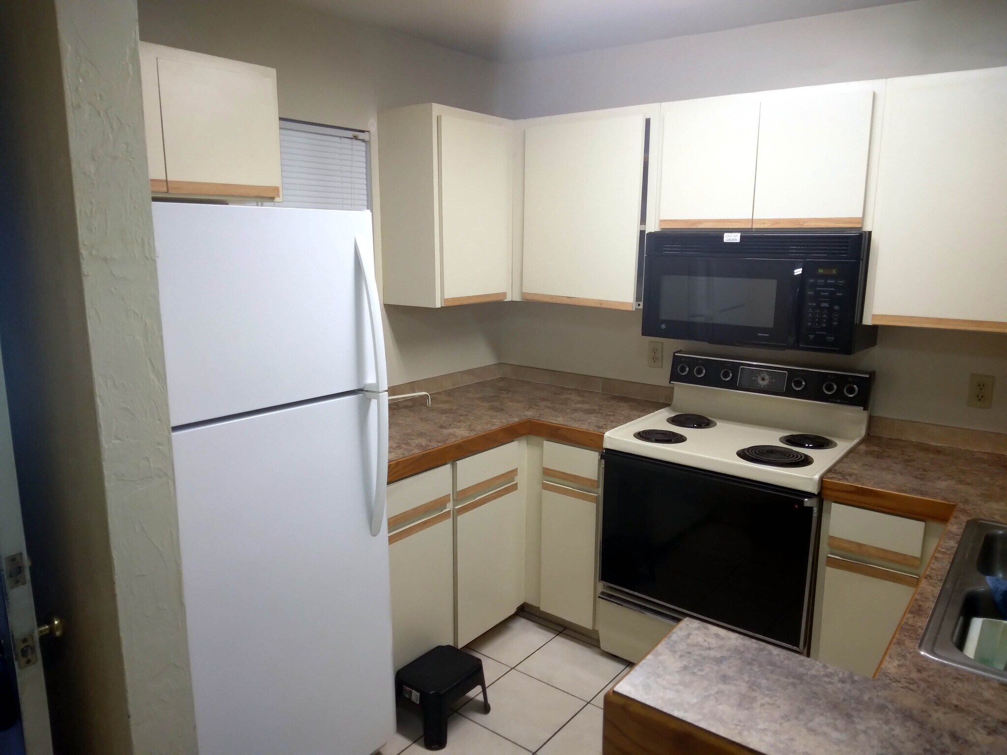 Kitchen - 127 SE 16th Ave