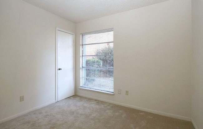 Building Photo - 13611 Ravensway Dr