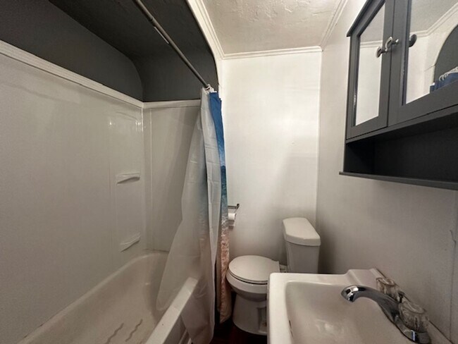 Building Photo - Fully updated Fully furnished All Bills Paid