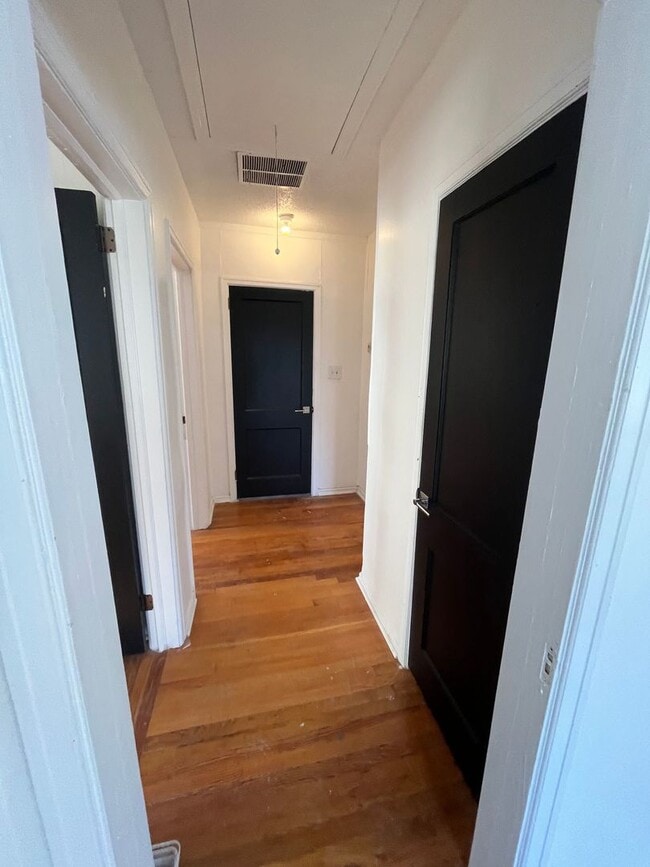 Building Photo - Spacious 2 bedroom 1 bath home for lease