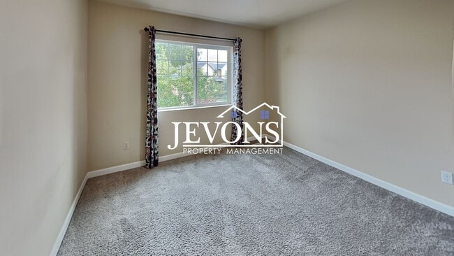 Building Photo - Spacious 5-bedroom home in a great community with 2-car garage, washer and dryer, just minutes fr...