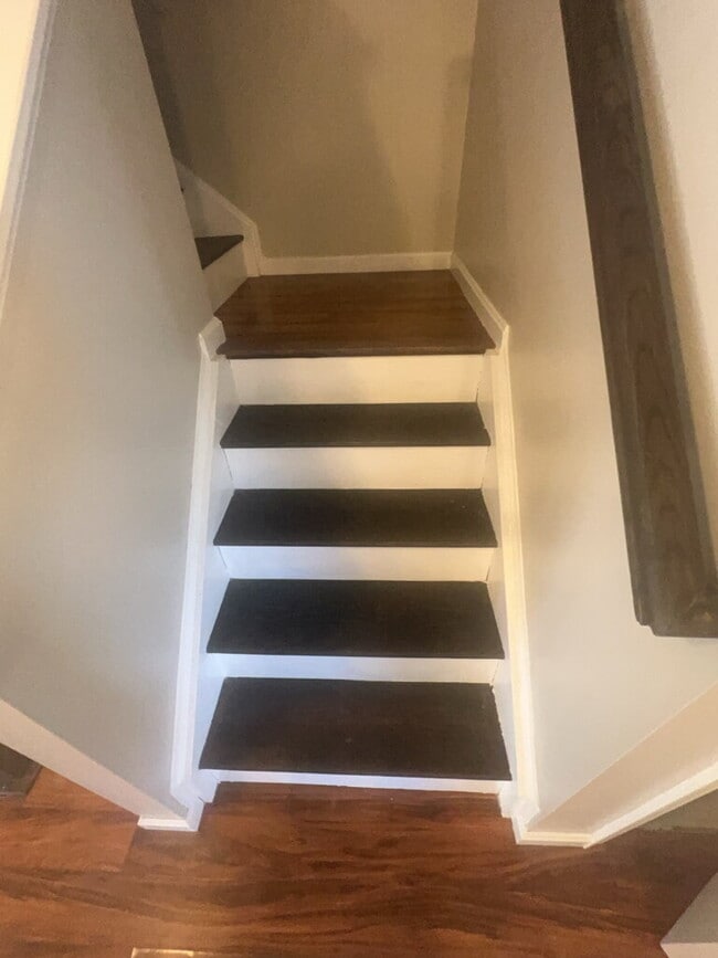 Building Photo - Spacious End-Unit 4 Bedroom Townhome for R...
